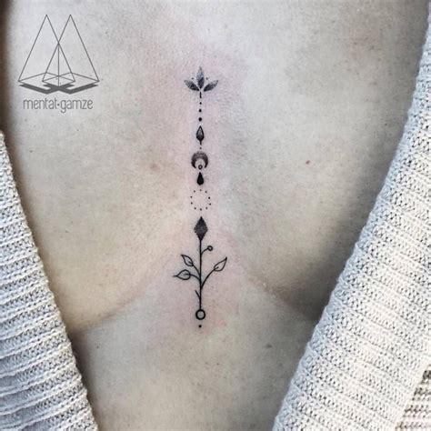 tatuajes en el medio de los senos|Ideas para un tatuaje en el medio de los senos:。